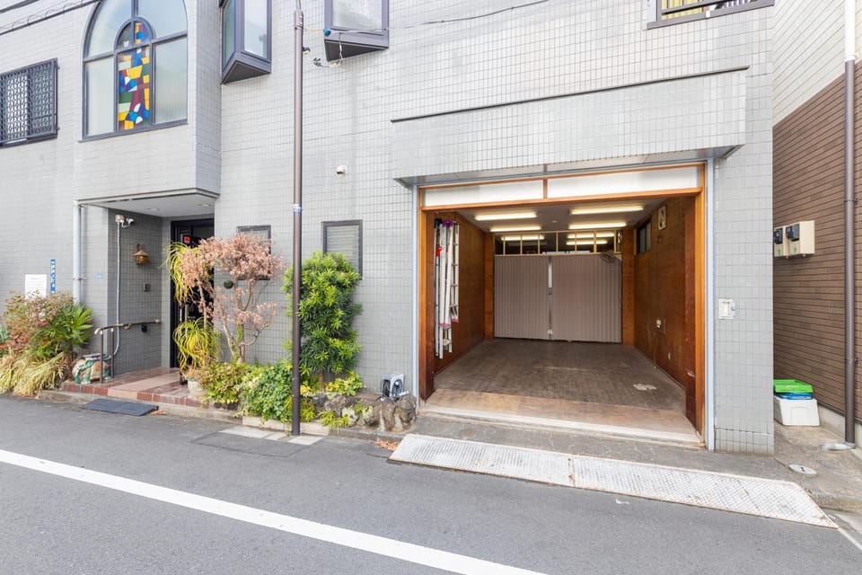 Facade/entrance, Day, Parking