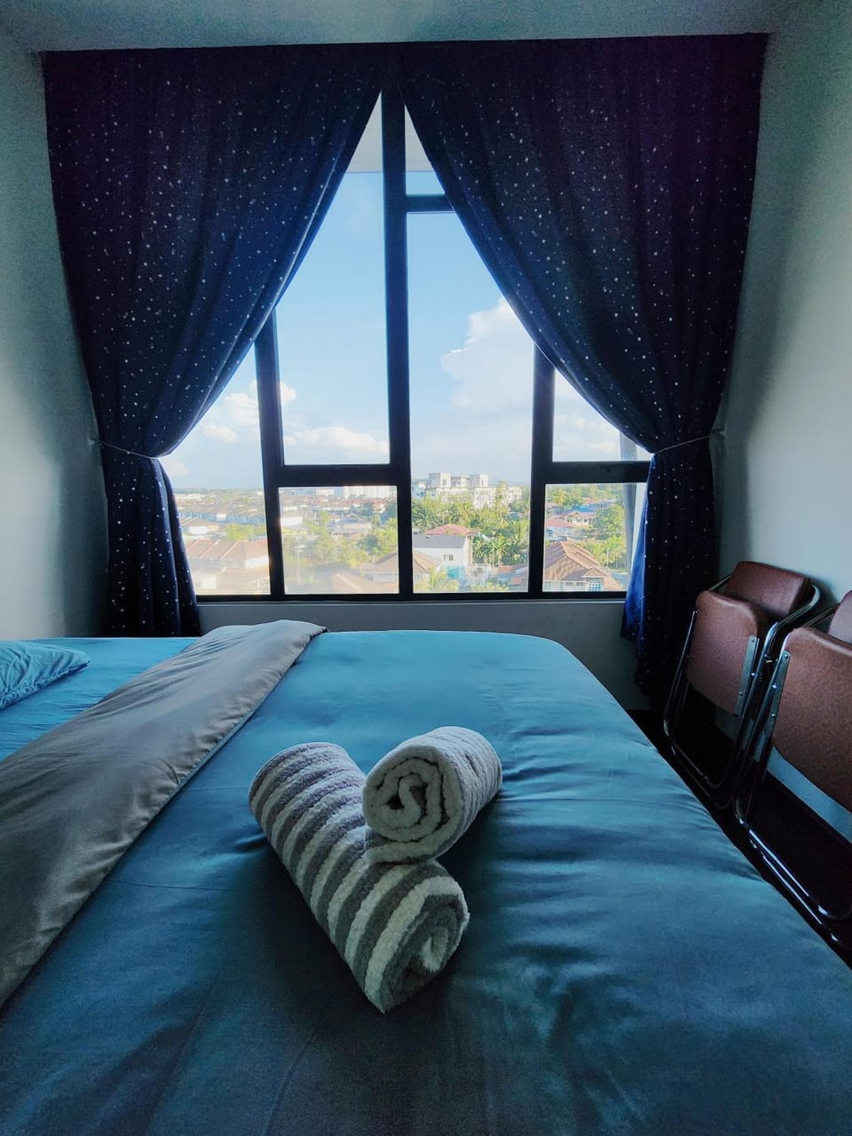 Bed, Bedroom, towels
