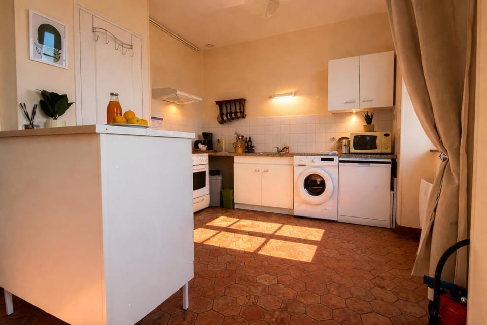 dishwasher, oven, pet friendly, toaster, washing machine