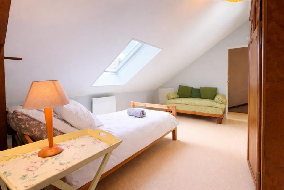 Bed, Photo of the whole room, Bedroom