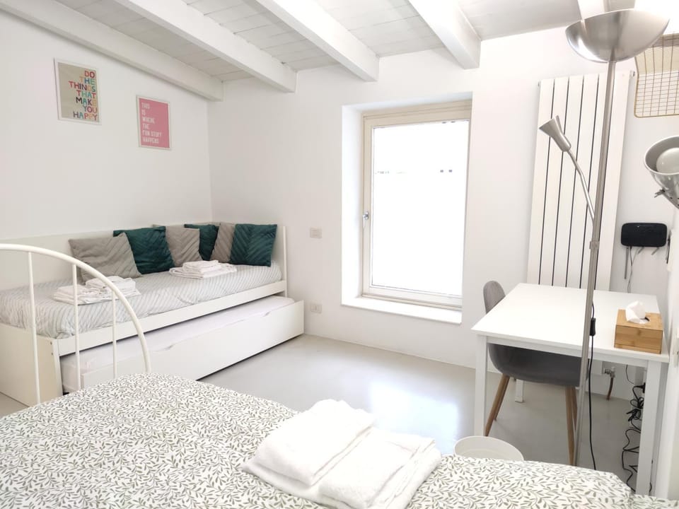 Bed, Photo of the whole room, Seating area, Bedroom