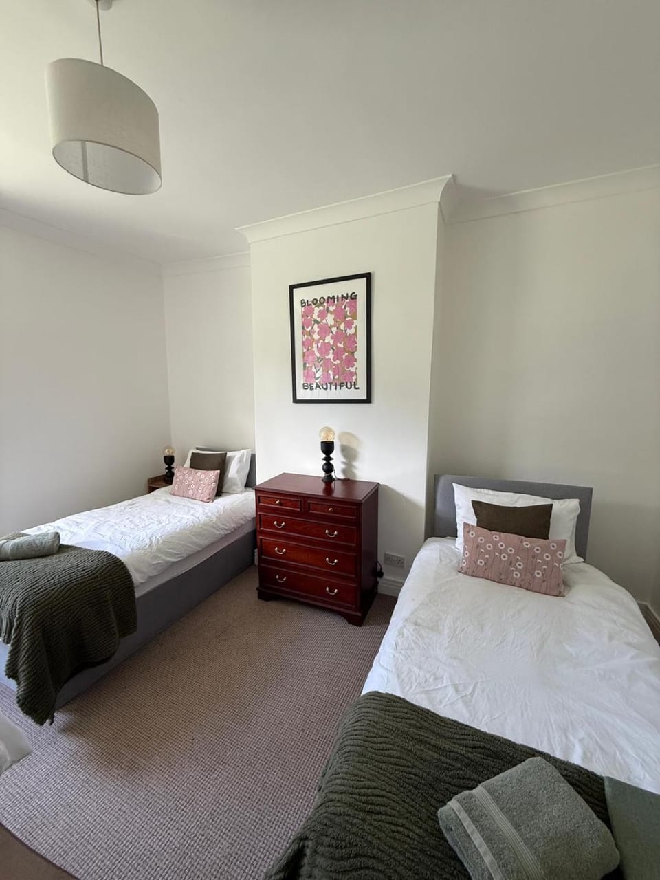 Bright 3 bedroom apartment with parking in Shawlands Apartment in Glasgow