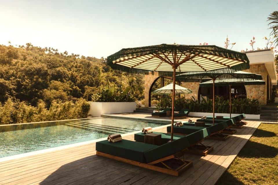 Property building, Mountain view, Pool view, Swimming pool