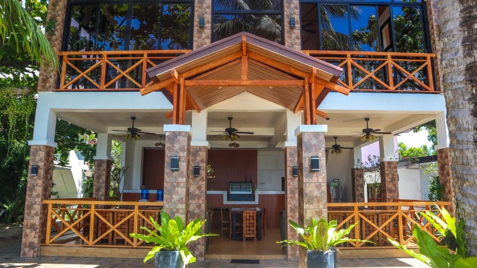 Property building, Facade/entrance, Day, Balcony/Terrace
