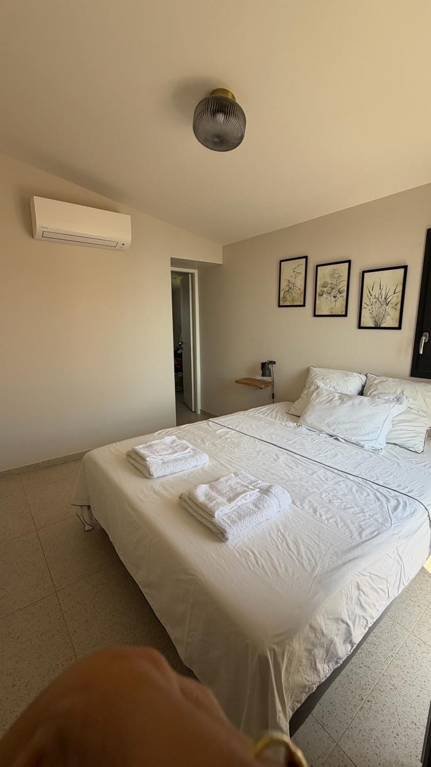 Bed, Photo of the whole room, Bedroom, towels, air conditioner
