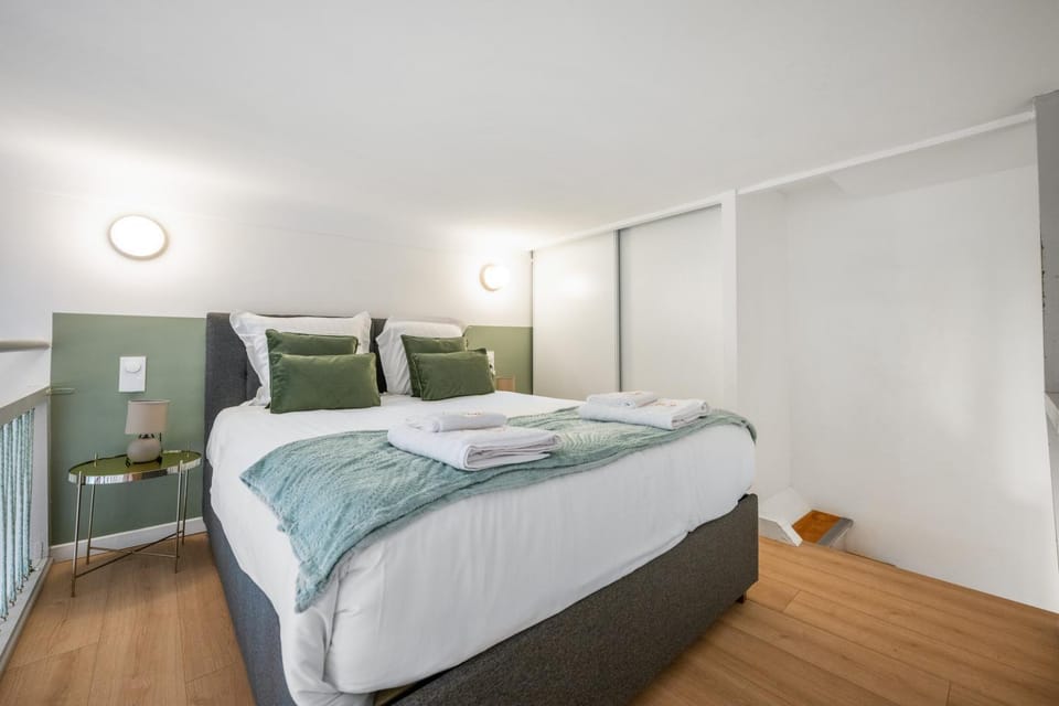 Photo of the whole room, Bedroom, towels, air conditioner