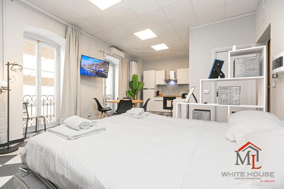 Bed, TV and multimedia, Photo of the whole room
