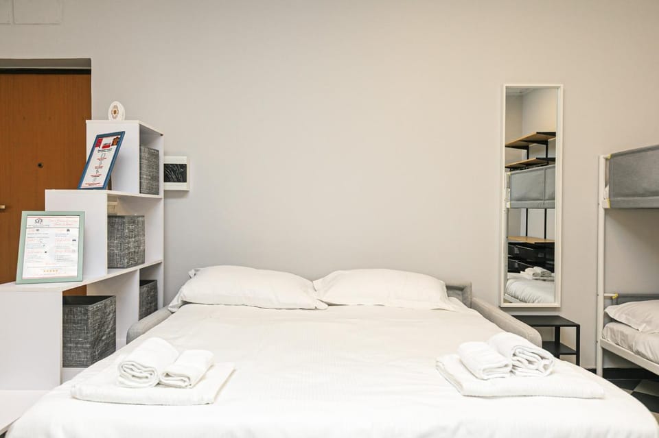 Bed, towels