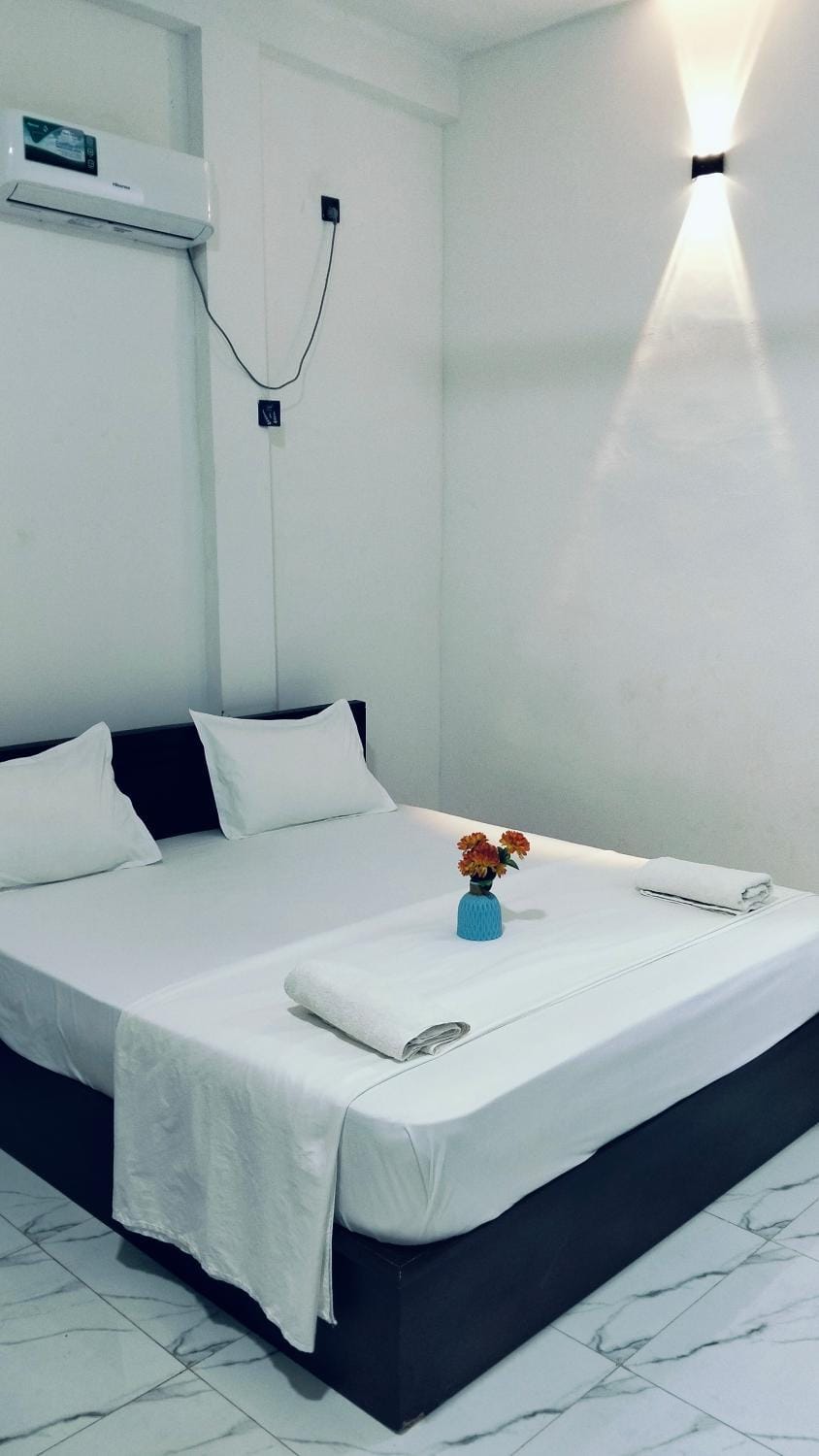 Bedroom, towels