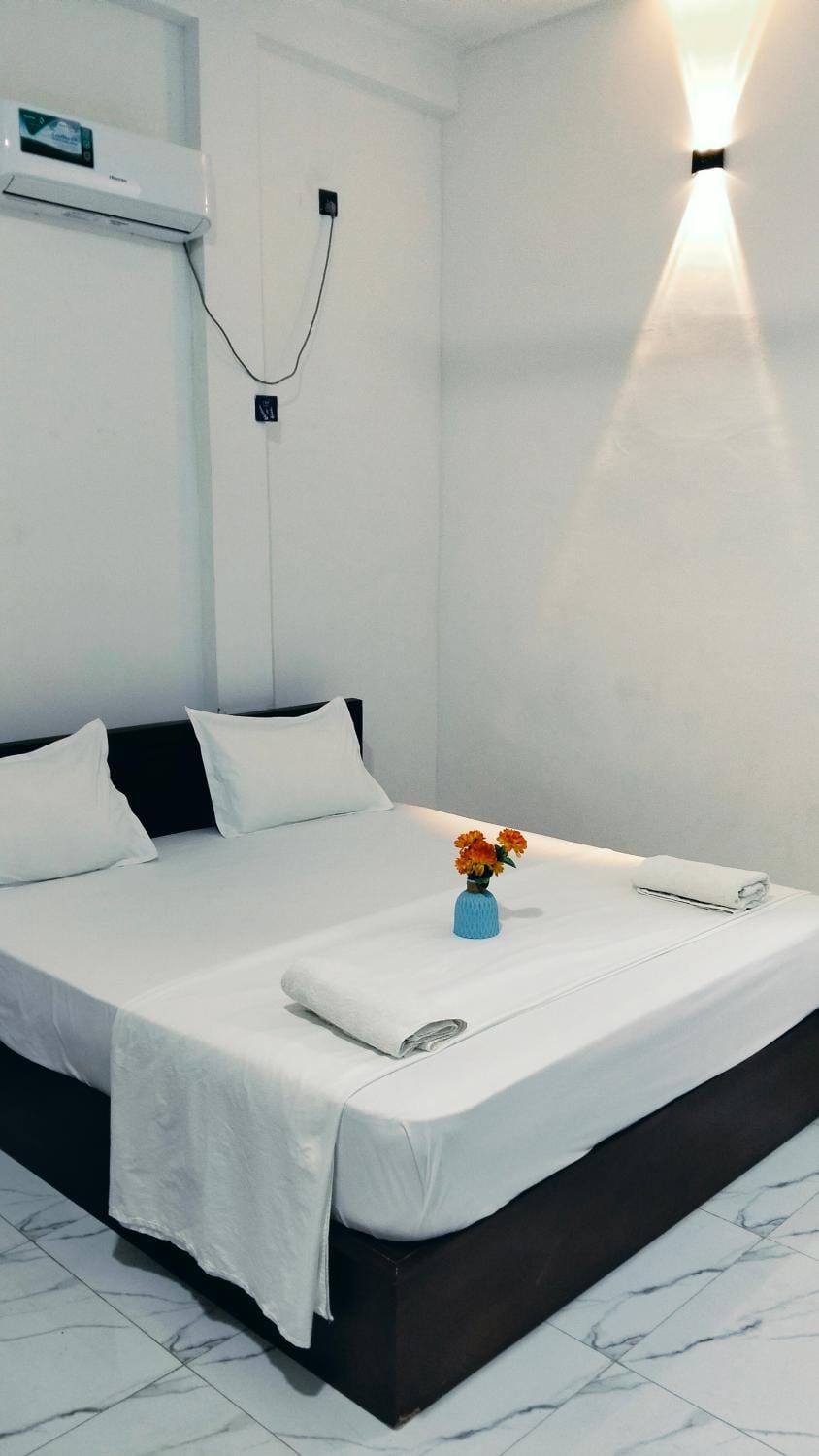 Bed, towels