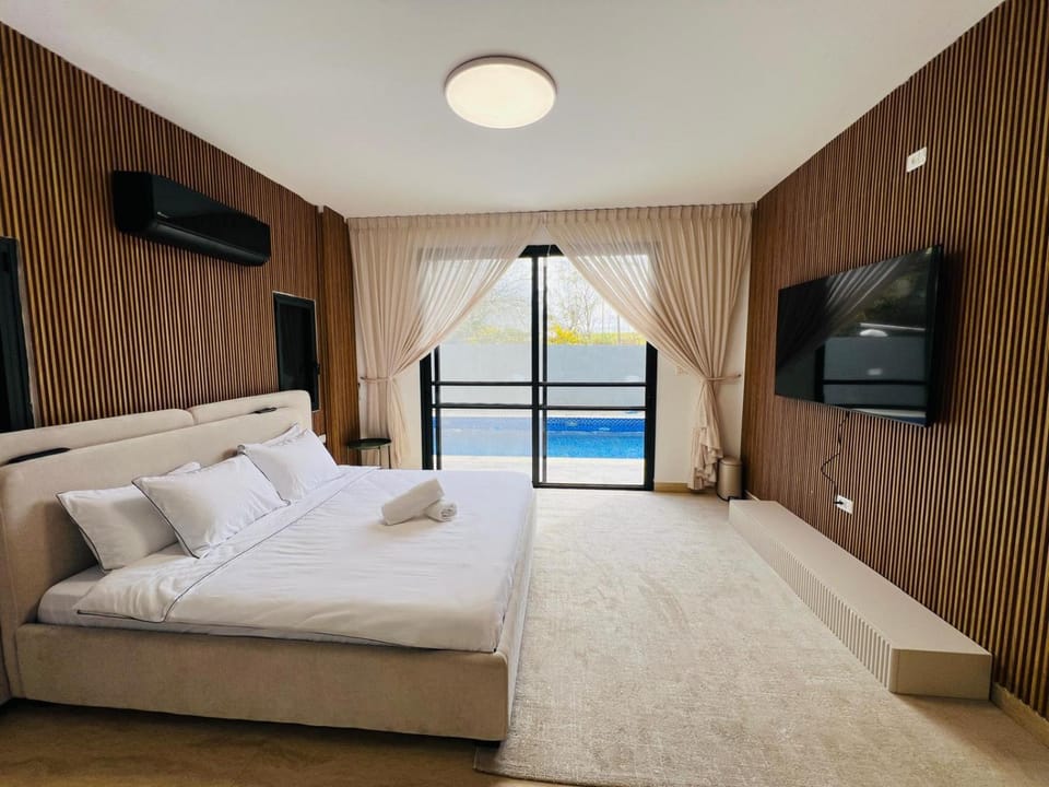 Bed, TV and multimedia, Living room, Photo of the whole room, Evening entertainment, Bedroom, Pool view, Swimming pool