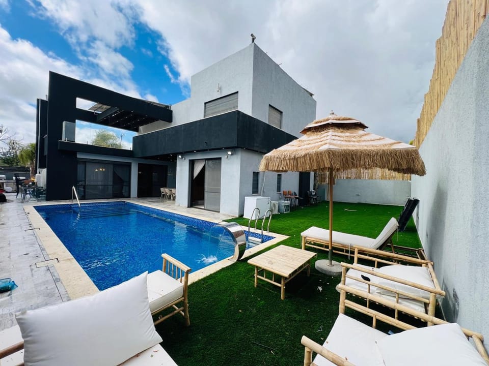 Property building, Patio, Day, Pool view, Swimming pool, sunbed