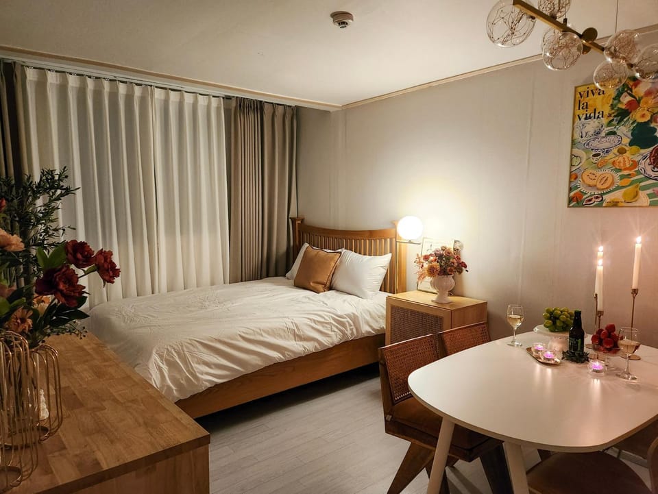 Bed, Seating area, Dining area, Bedroom
