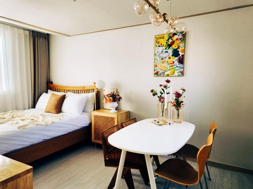 Bed, Seating area, Dining area, air conditioner