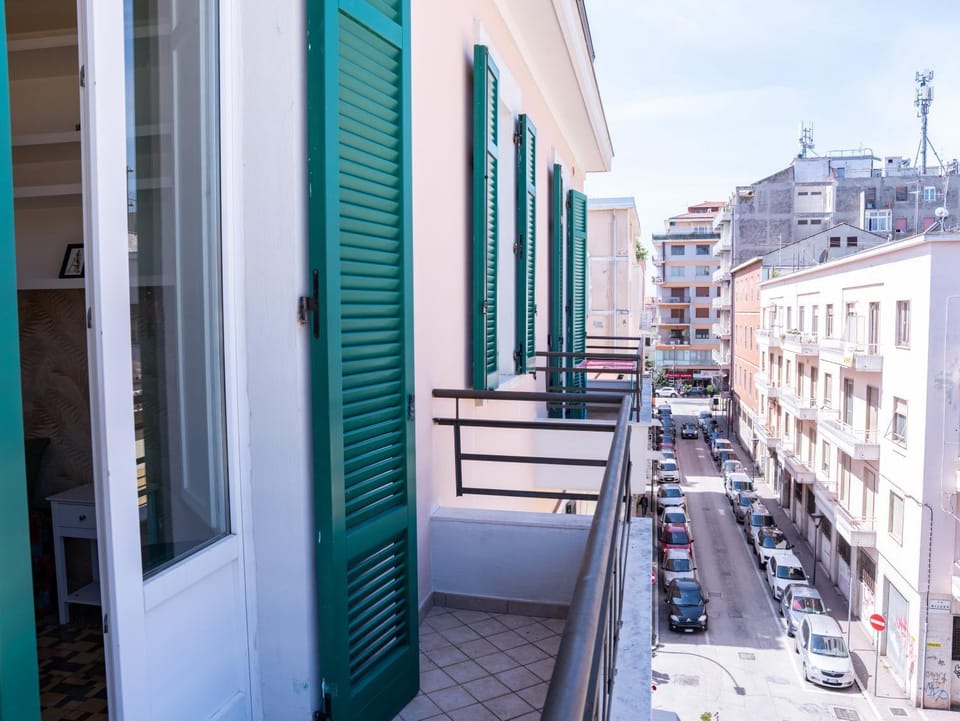 Elegante appartamento vista mare con 4 camere, balconi e ascensore Centro Pescara Apartment in Pescara