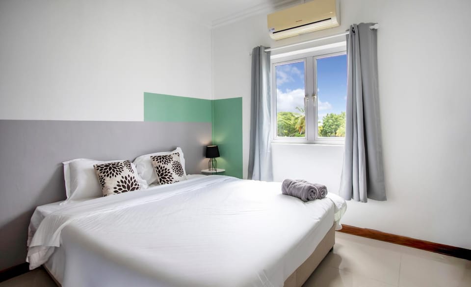 Walk to Beach Stylish two-bedroom in Pereybere Apartment in Grand Baie