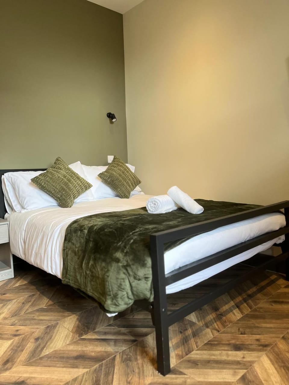 Bed, Bedroom, towels