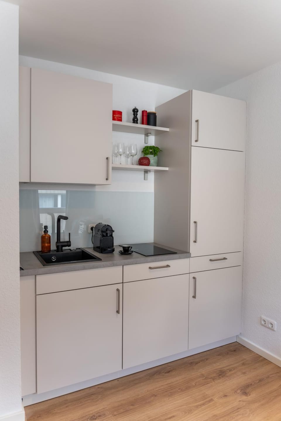 Coffee/tea facilities, Kitchen or kitchenette, stove