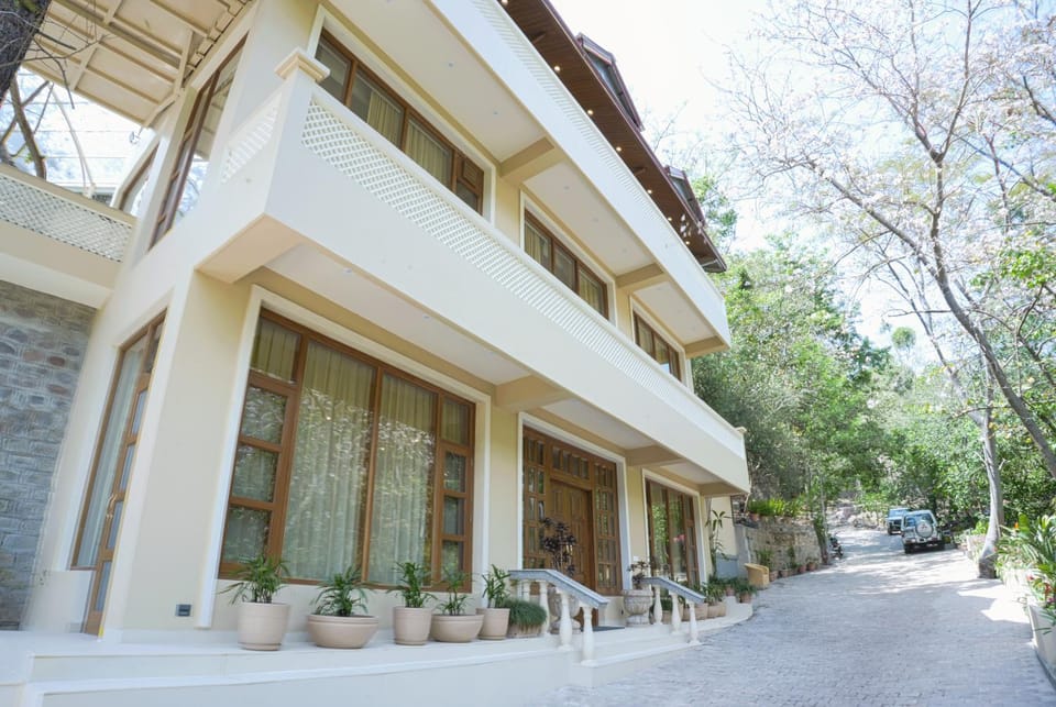 Mansaayan Villas by Aurella Hospitality-3BHK Luxury Valley View Villa in Kasauli with Private Pool, Treehouse & 70 inches Smart TV Bar Lounge Villa in Himachal Pradesh