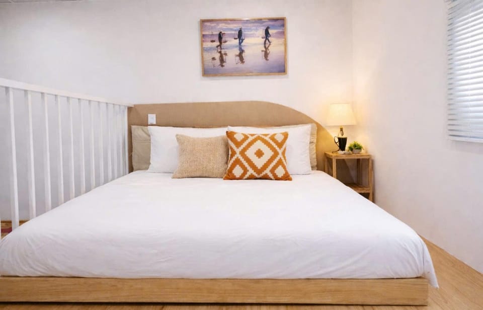 Photo of the whole room, Bedroom