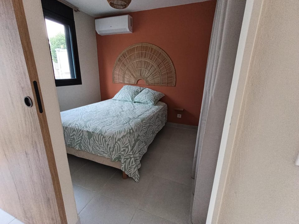 Bed, Photo of the whole room, Bedroom, storage, wardrobe, air conditioner