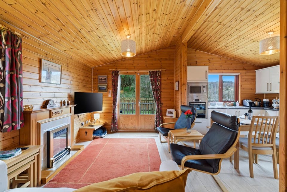 TV and multimedia, Kitchen or kitchenette, Living room, Seating area, Dining area