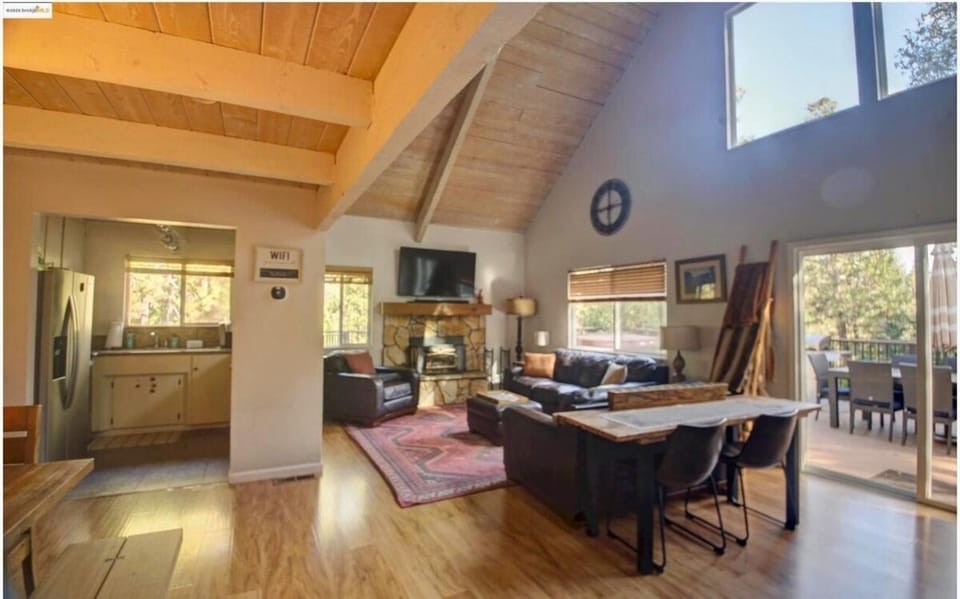 Large Deck & Spa & Games & Vaulted Ceiling Cabin Cabin in Groveland