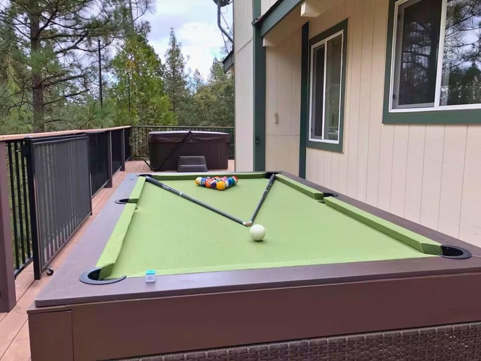 Large Deck & Spa & Games & Vaulted Ceiling Cabin Cabin in Groveland