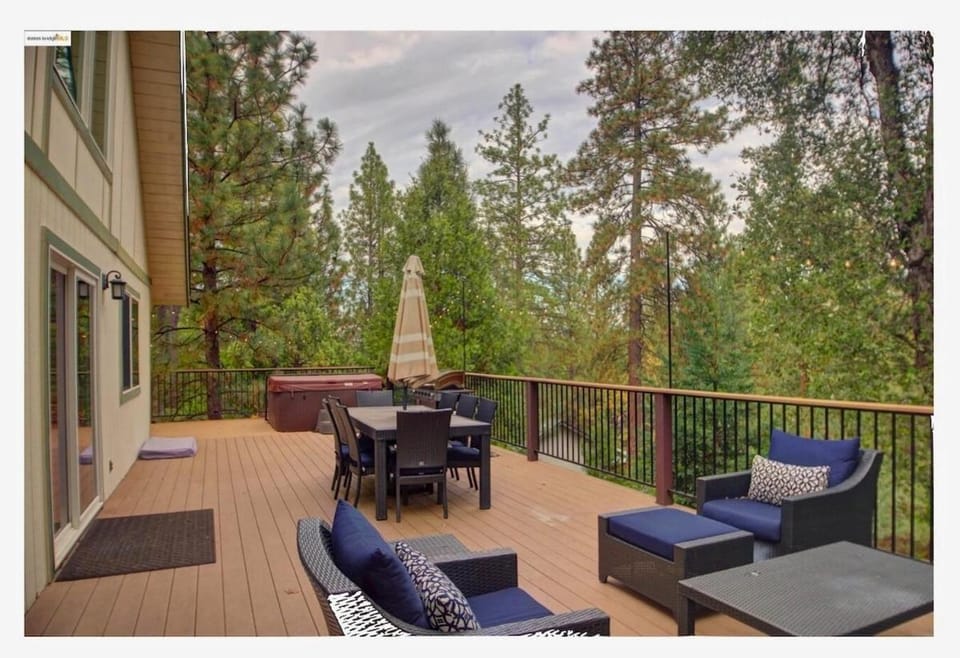 Large Deck & Spa & Games & Vaulted Ceiling Cabin Cabin in Groveland