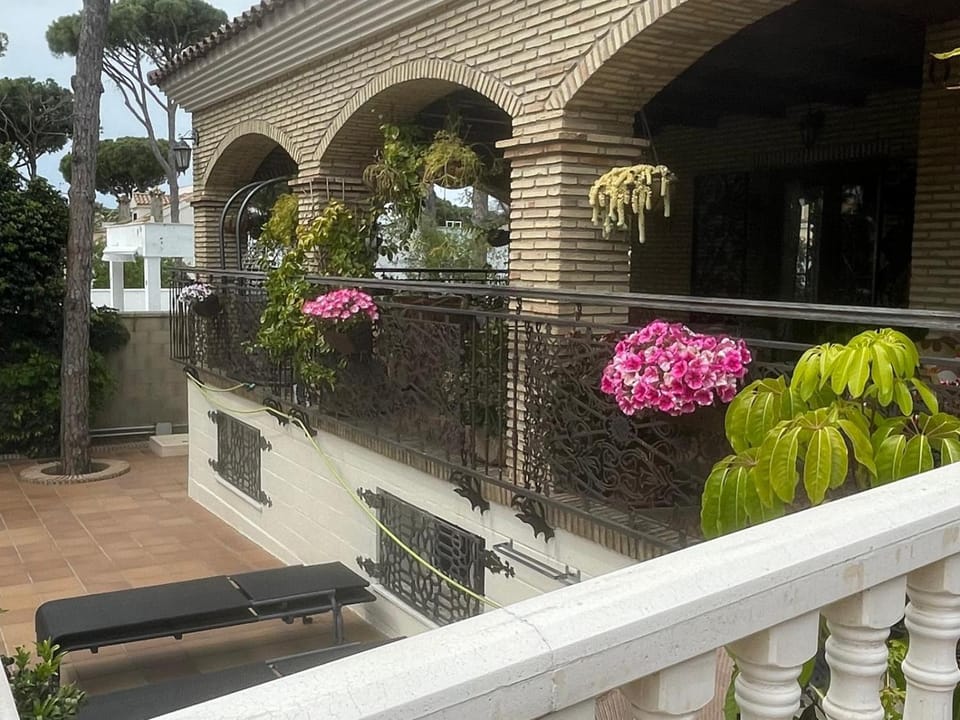 Property building, Garden, Balcony/Terrace