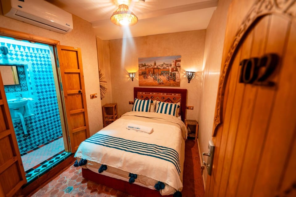 Bed, Photo of the whole room, towels
