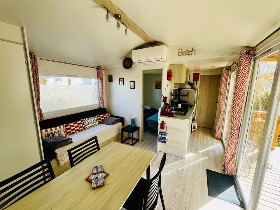 Kitchen or kitchenette, Living room, Seating area