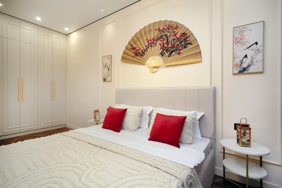 Bed, Photo of the whole room, Decorative detail, Bedroom, wardrobe