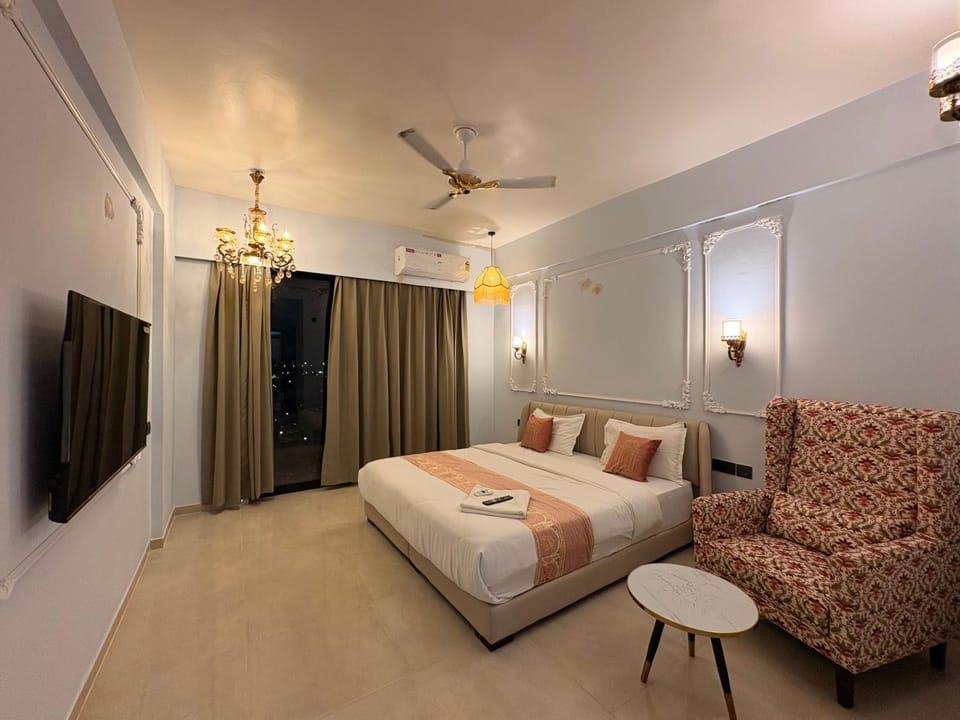 Bed, TV and multimedia, Photo of the whole room, Bedroom