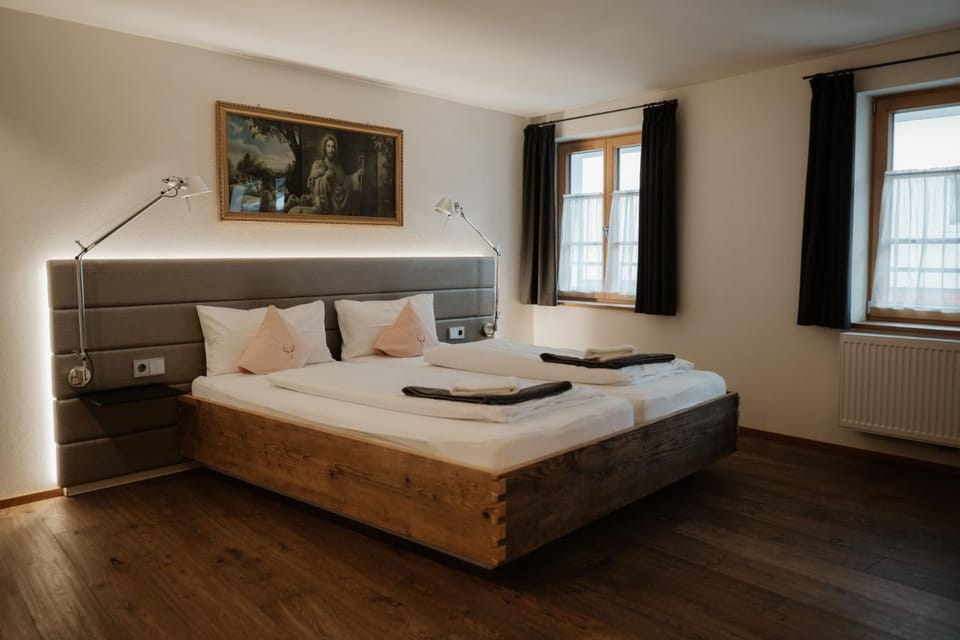 Bed, Photo of the whole room, Decorative detail, Bedroom