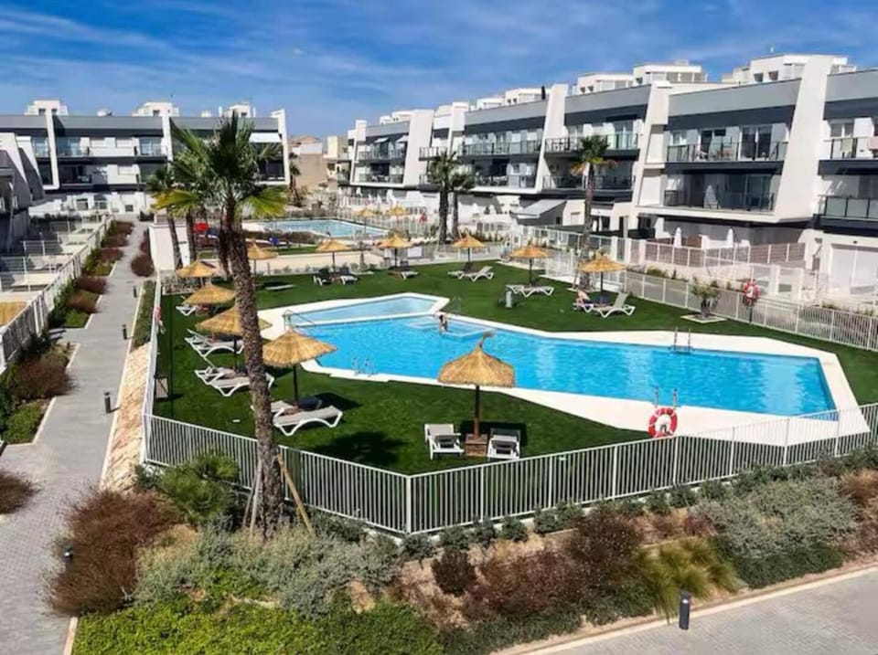 Property building, Communal lounge/ TV room, Spring, Day, Natural landscape, Garden, Evening entertainment, Garden view, Pool view, Swimming pool, sunbed