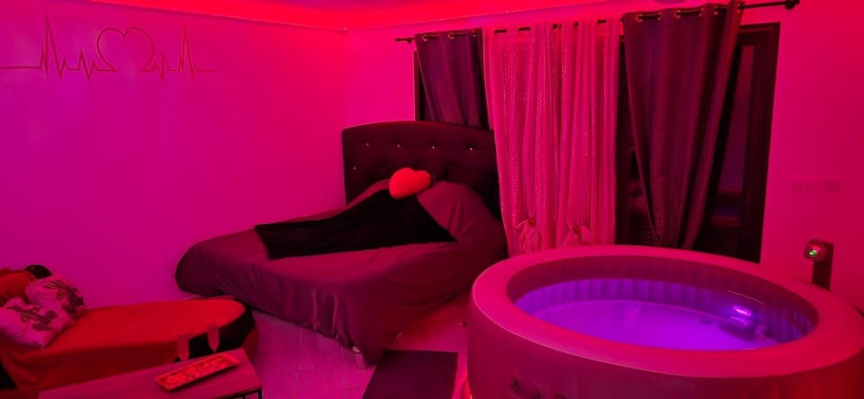 Suite avec Jacuzzi Proche Aix Marseille Aéroport Plage House in Provence-Alpes-Côte d'Azur