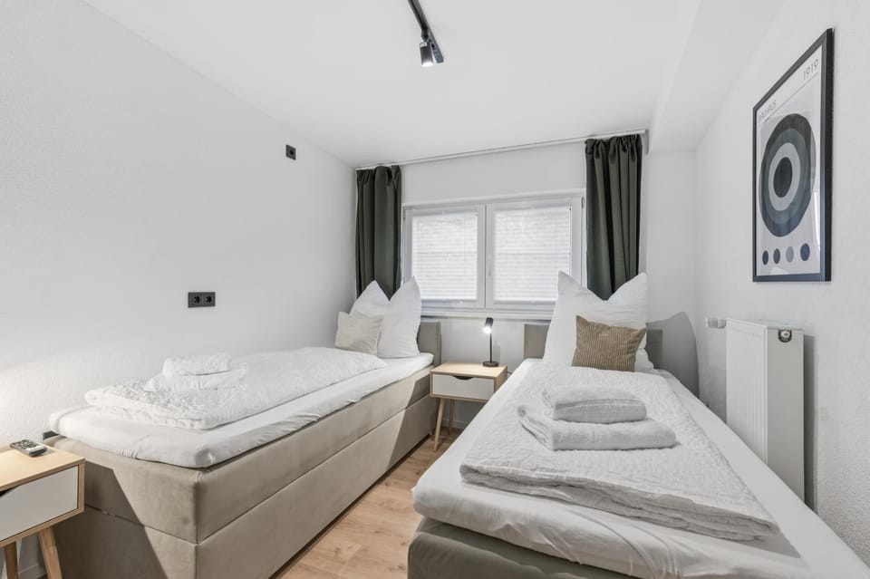 Bed, TV and multimedia, Bedroom, internet