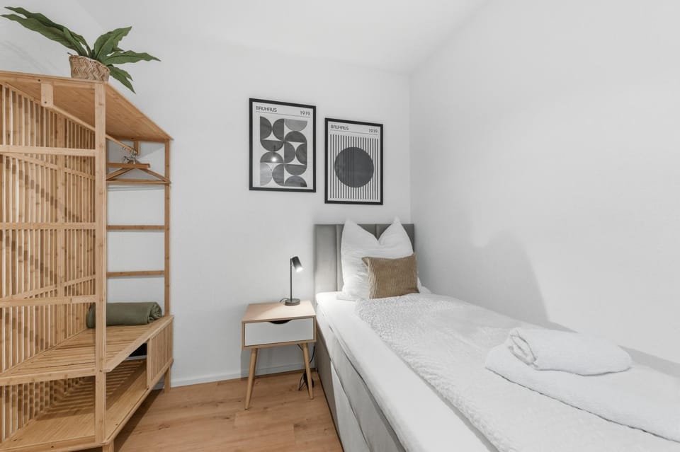 Bed, TV and multimedia, Bedroom, internet