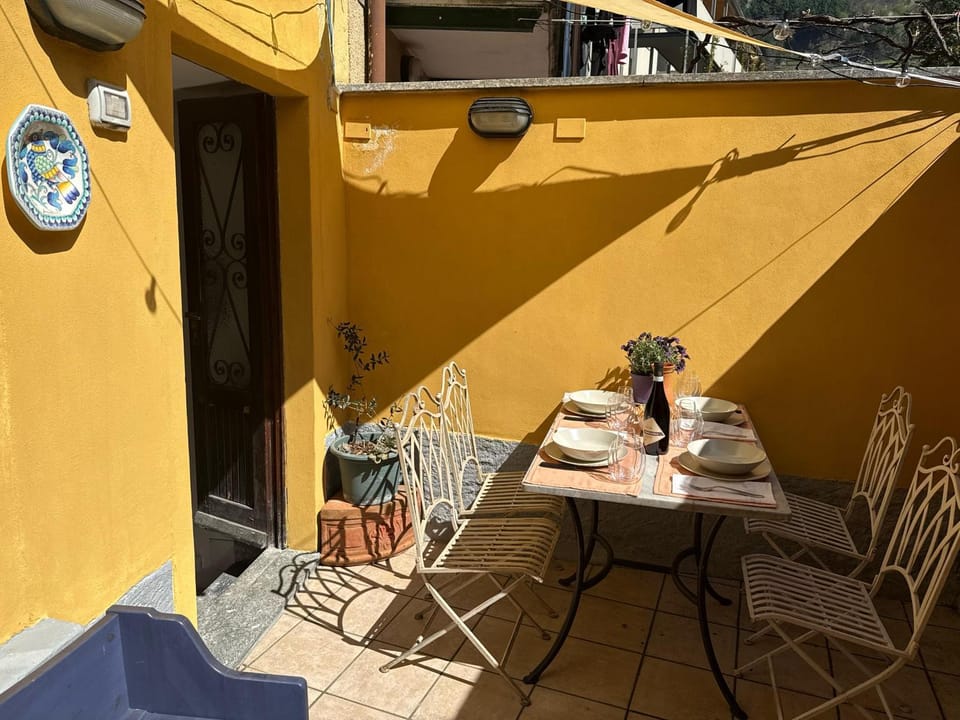 Property building, Patio, Balcony/Terrace