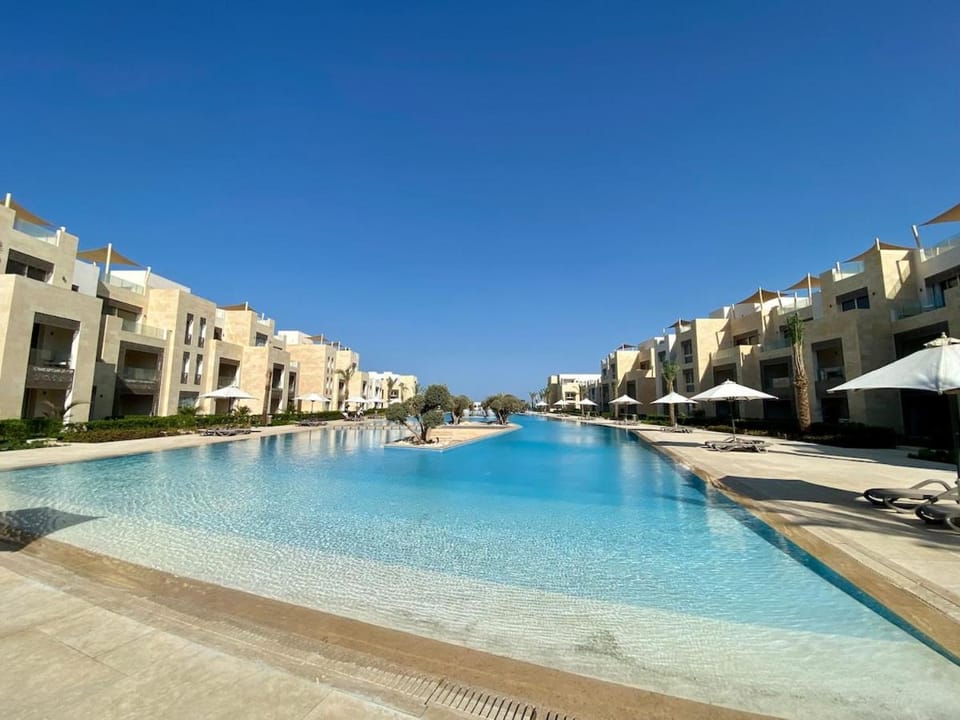 Property building, Day, Natural landscape, Balcony/Terrace, Pool view, Swimming pool, sunbed
