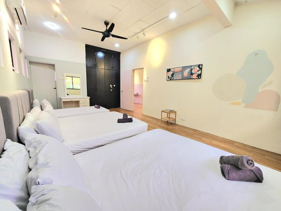 18Pax PJ SS2 Bungalow House, SEK14, 1min to Hospital Picaso, 5 mins to Sheraton PJ, 5km to MidValley Villa in Petaling Jaya