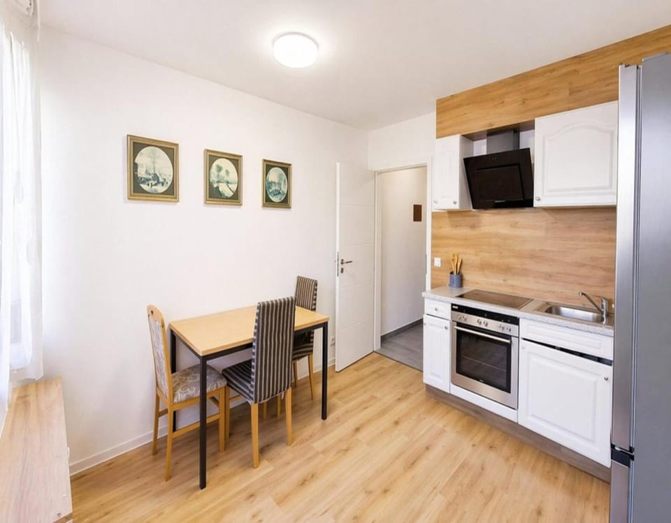 Kitchen or kitchenette, Dining area, kitchen