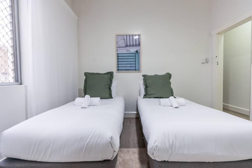 Bondi 2BR | Ground Floor | King Bed | Superhost Apartment in Sydney