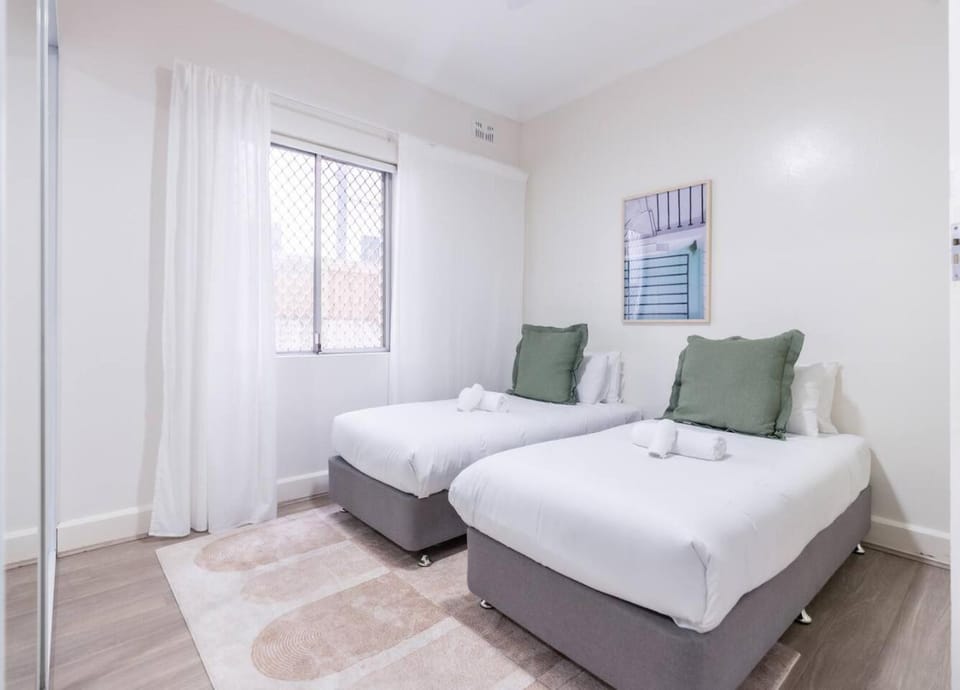 Bondi 2BR | Ground Floor | King Bed | Superhost Apartment in Sydney