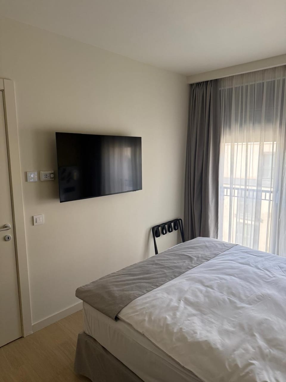 Bed, TV and multimedia, Bedroom