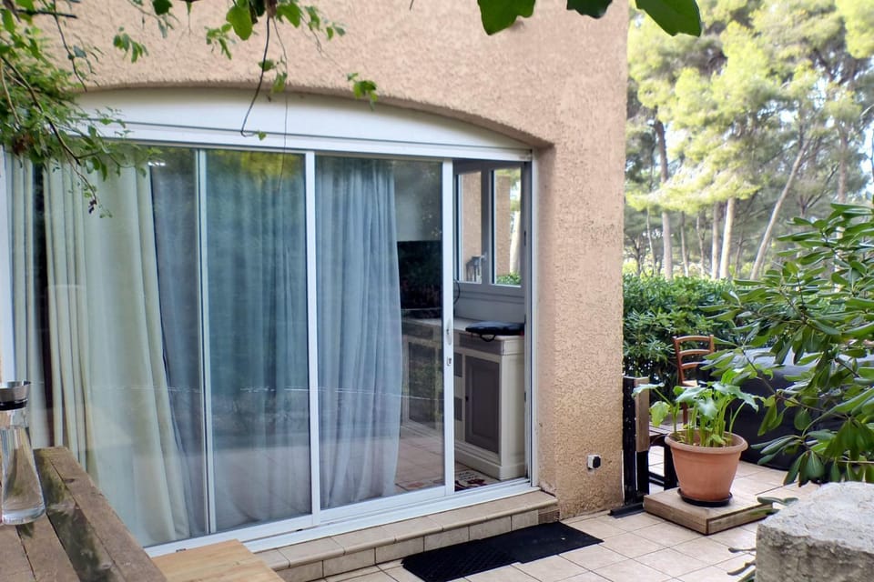Apartment with a large tree-lined terrace Apartment in Sanary-sur-Mer
