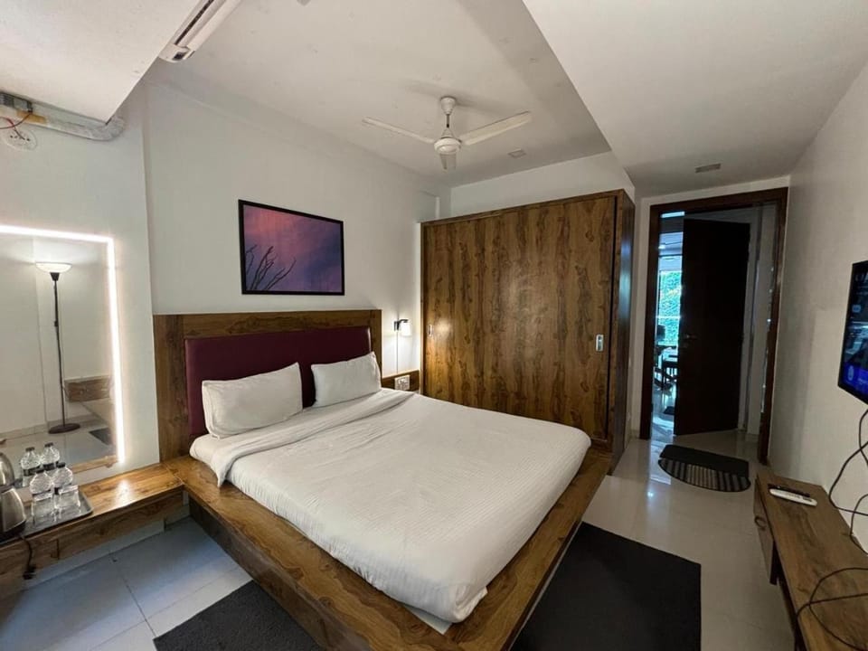 Bed, TV and multimedia, Photo of the whole room, Bedroom, wardrobe