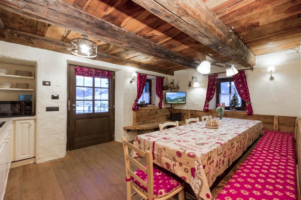 TV and multimedia, Kitchen or kitchenette, Photo of the whole room, Dining area, kitchen