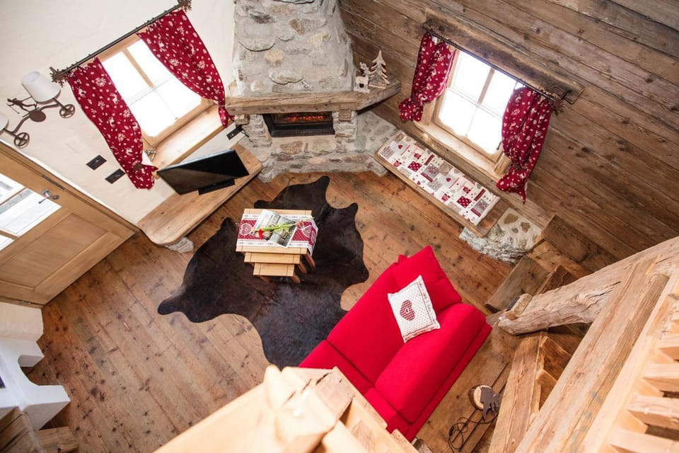 Living room, Photo of the whole room, fireplace